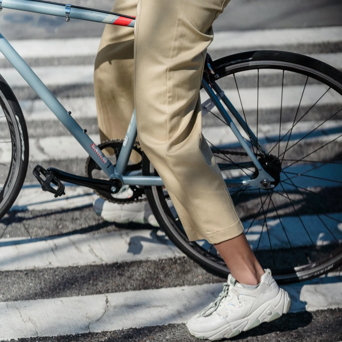 Vrouw (19) van fiets geduwd en aangerand in Rotterdam