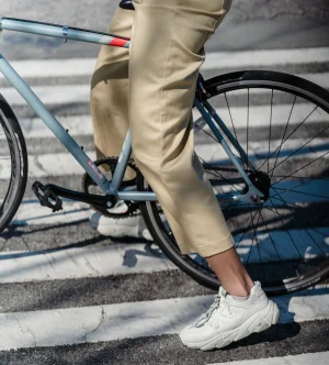 Thumbnail voor Vrouw (19) van fiets geduwd en aangerand in Rotterdam, zesde melding in omgeving