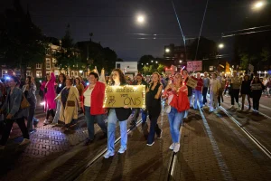 Thumbnail voor Demonstraties en fietstochten door heel Nederland voor veiligheid van vrouwen: 'De nacht is ook van ons'