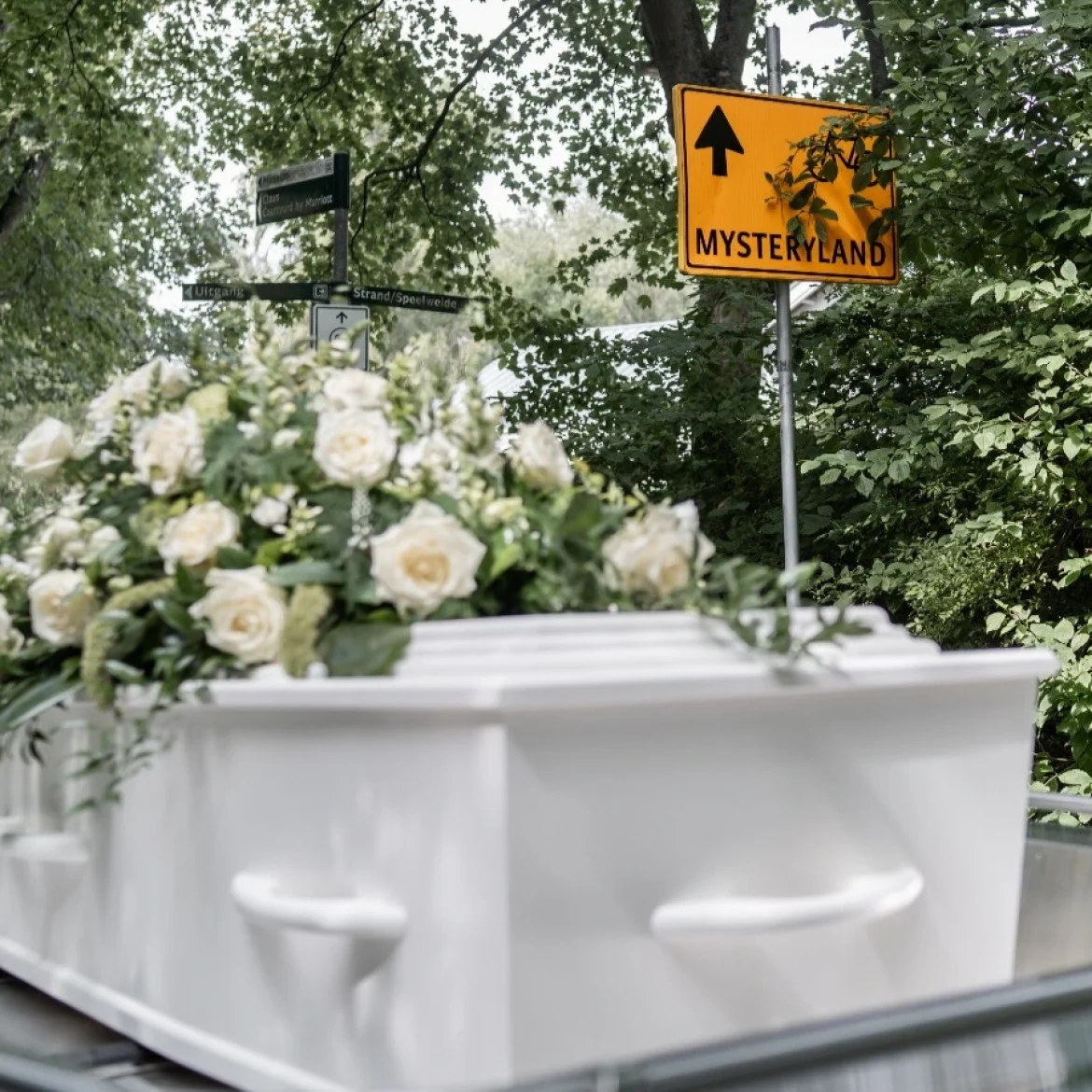 Uitvaart van Niels waarbij ze met de rouwauto langs Mysteryland zijn gereden