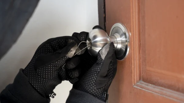 Inbreker probeert in te breken in woning