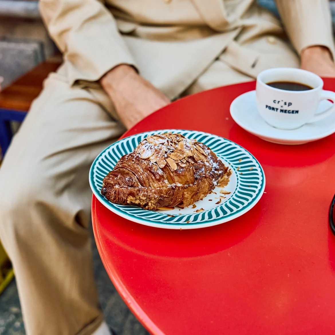 Croissaint op bord van Fort Negen x Crisp