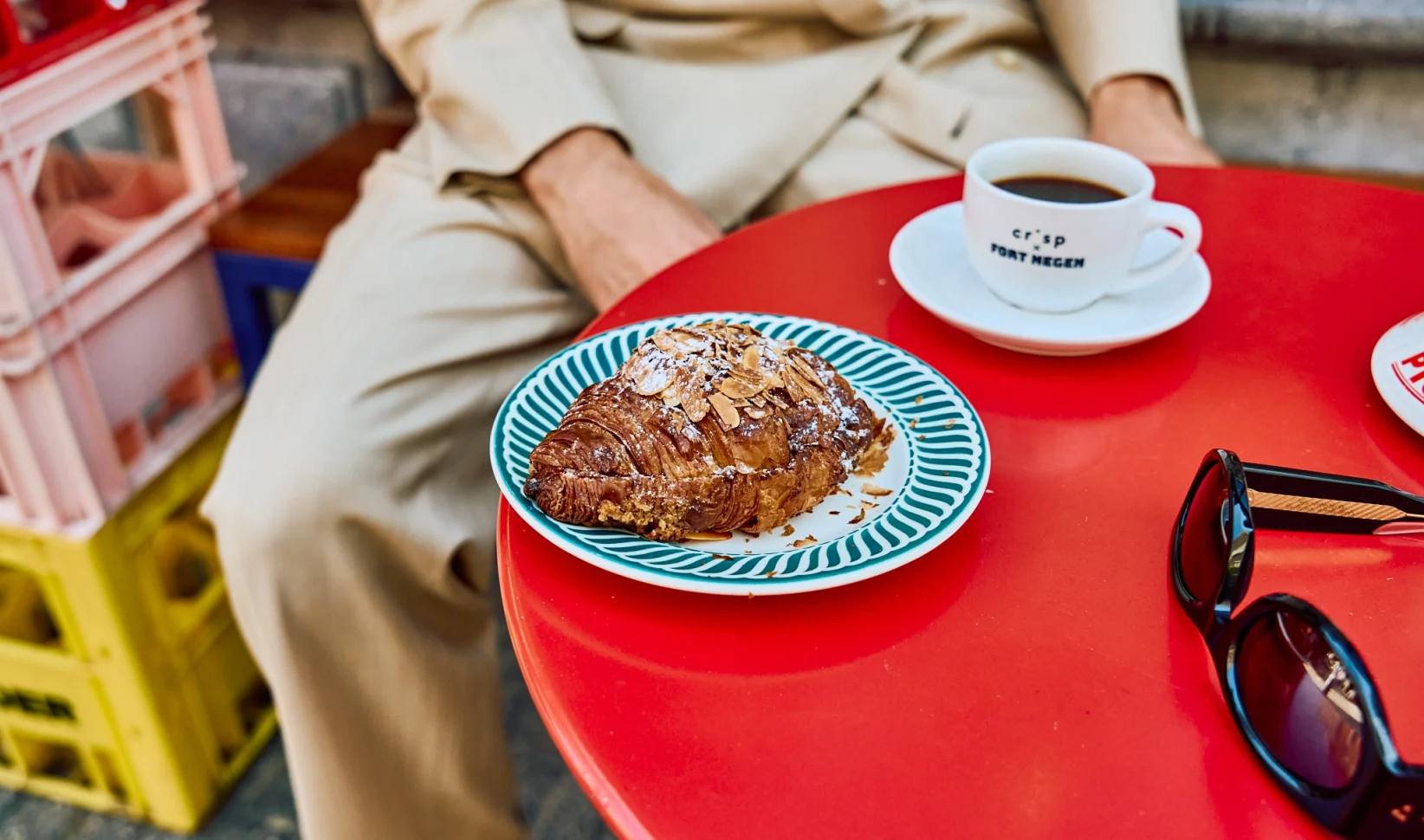 Croissaint op bord van Fort Negen x Crisp