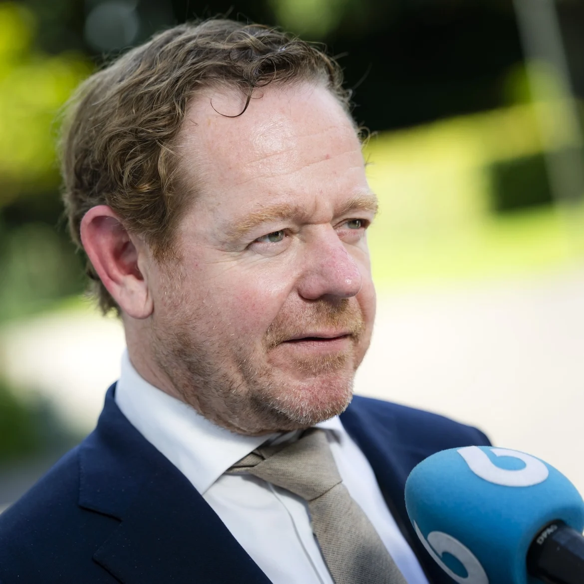 Minister Van Weel: 'Pepperspray kan optie zijn'