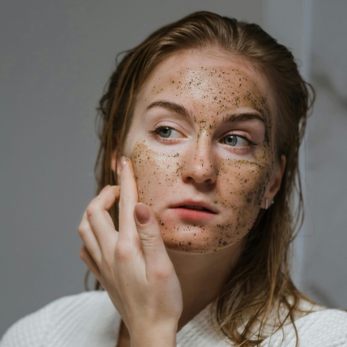 vrouw scrubt haar gezicht