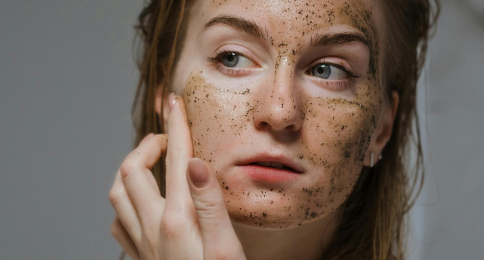 vrouw scrubt haar gezicht