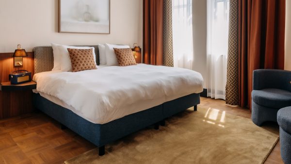 LINDA.hotelzondag - De Plesman