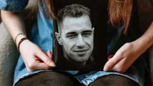 Thumbnail voor Sascha's broer (25) kwam om bij een treinongeluk: 'Ik wil me die dag niet goed herinneren'