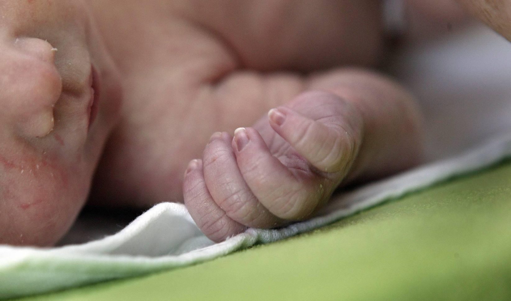 Amsterdam begint proef met gratis kraamzorg in Zuidoost