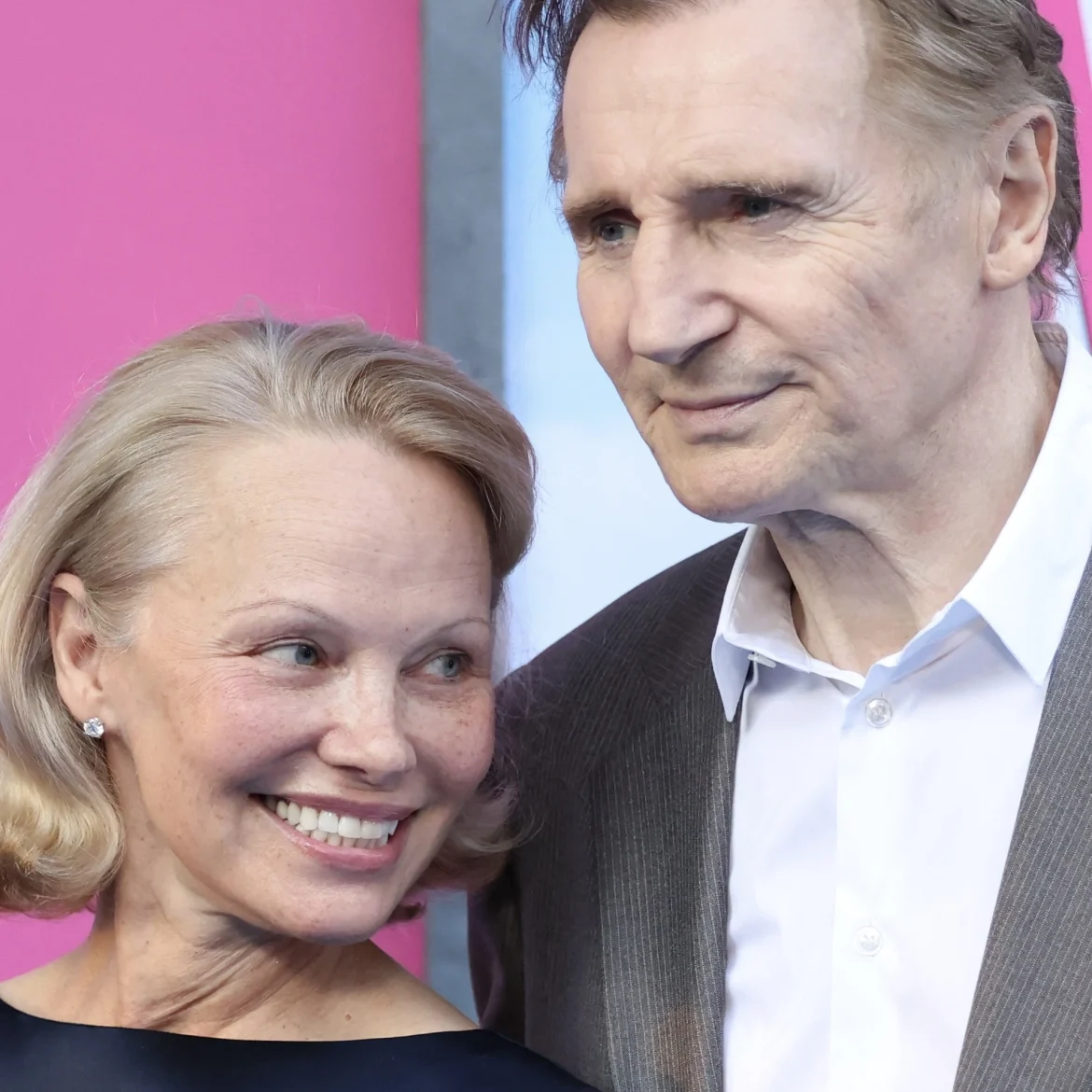 Pamela Anderson en Liam Neeson bij de premiere van The Naked Gun