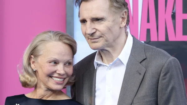 Pamela Anderson en Liam Neeson bij de premiere van The Naked Gun