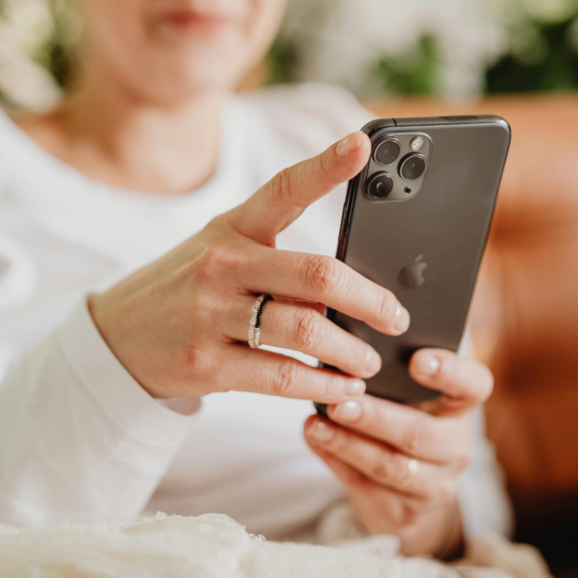 vrouw op haar telefoon