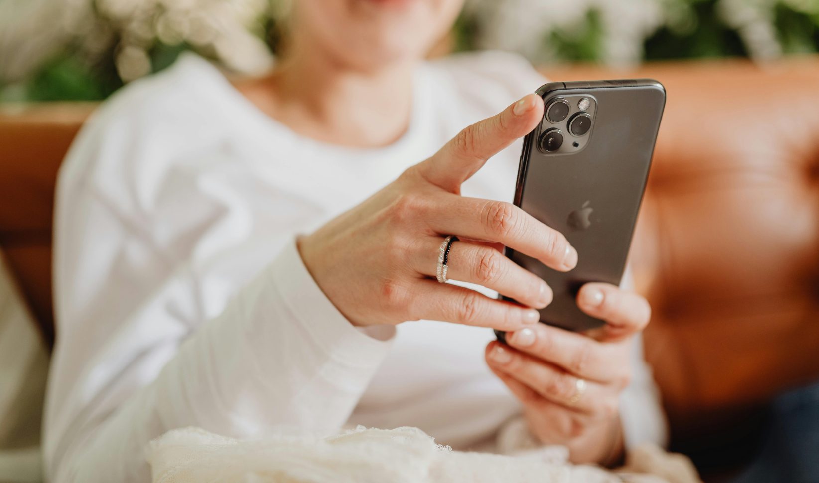 vrouw op haar telefoon
