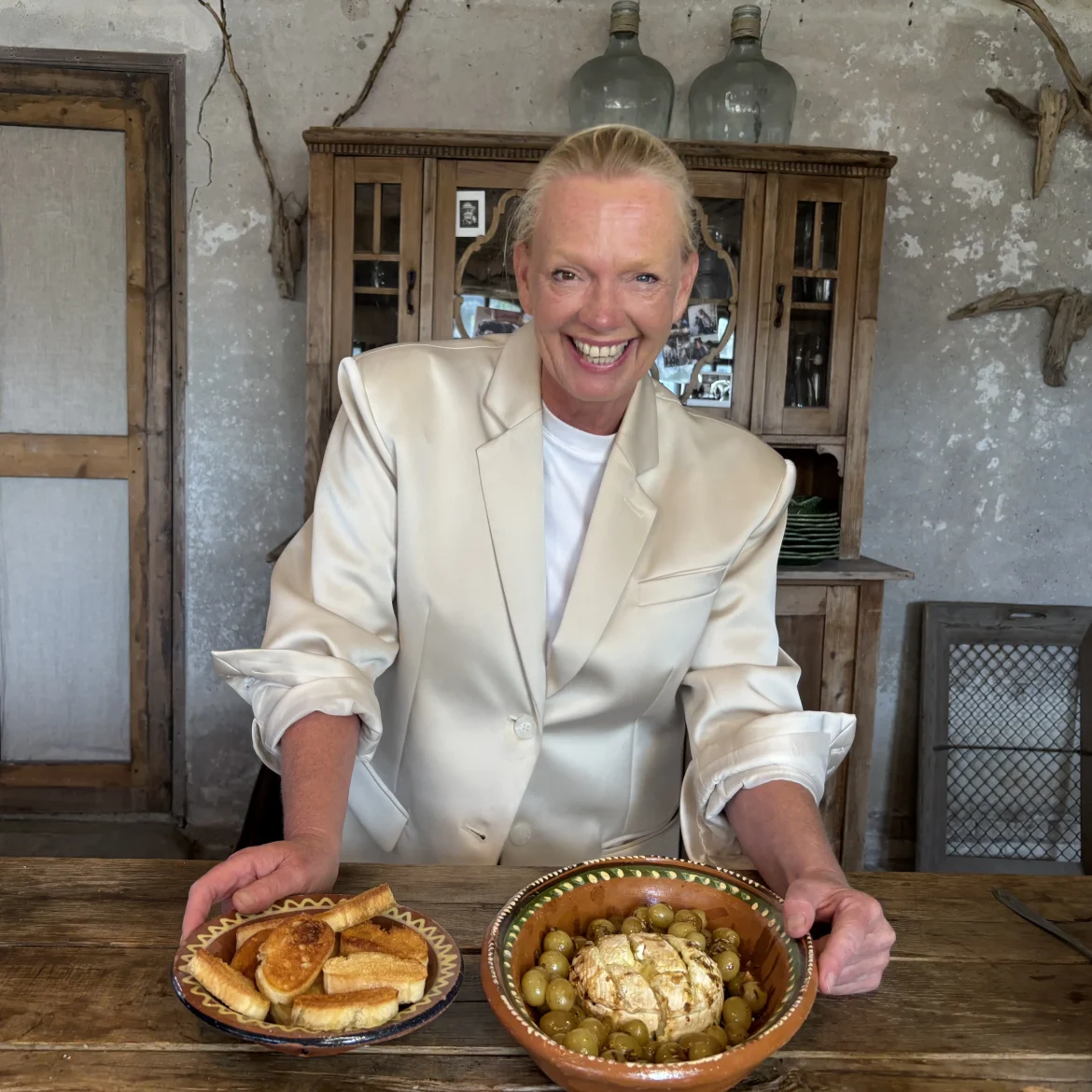 Karin met camembert uit de oven