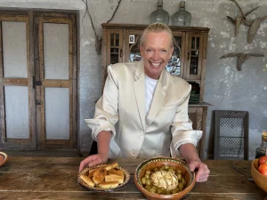 Thumbnail voor Dit wordt dé ster van je borrelplank: camembert uit de oven met druiven en venkelzaad