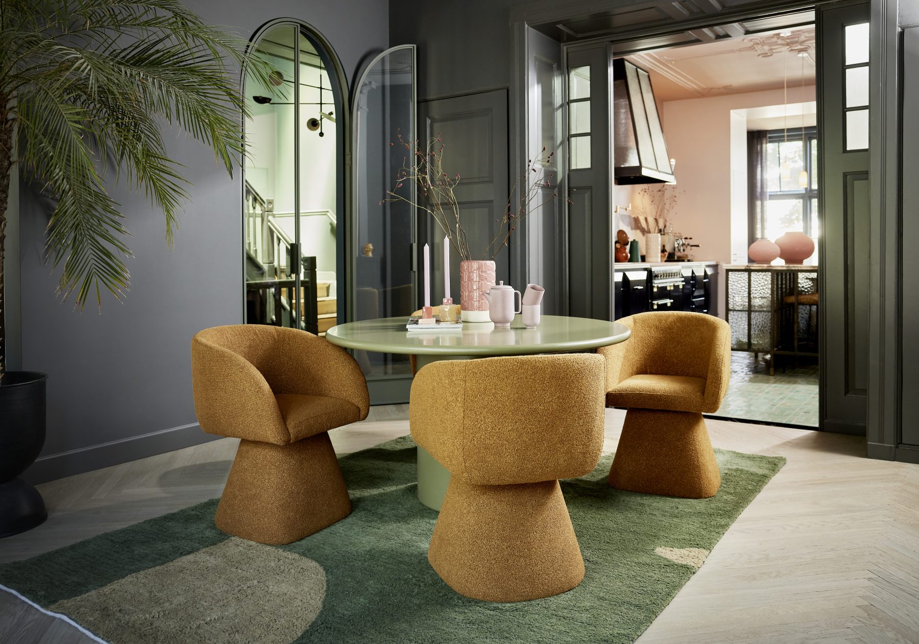 okergele stoelen bouclé