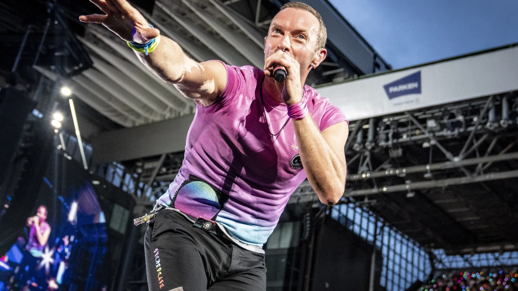 Echtgenoot van 'Kiss cam'-koppel - Het internet stond op zijn kop toen er tijdens een concert van Coldplay een waarschijnlijke affaire aan het licht kwam. Een innig knuffelt koppel dook weg toen de kiss cam op hen verscheen. Andrew Cabot (61), de echtgenoot van de vrouw, verbreekt nu de stilte.