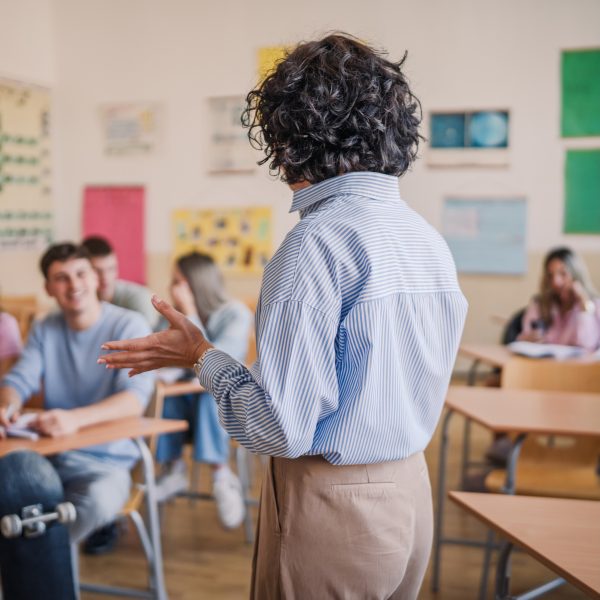 Lerares staat voor de klas