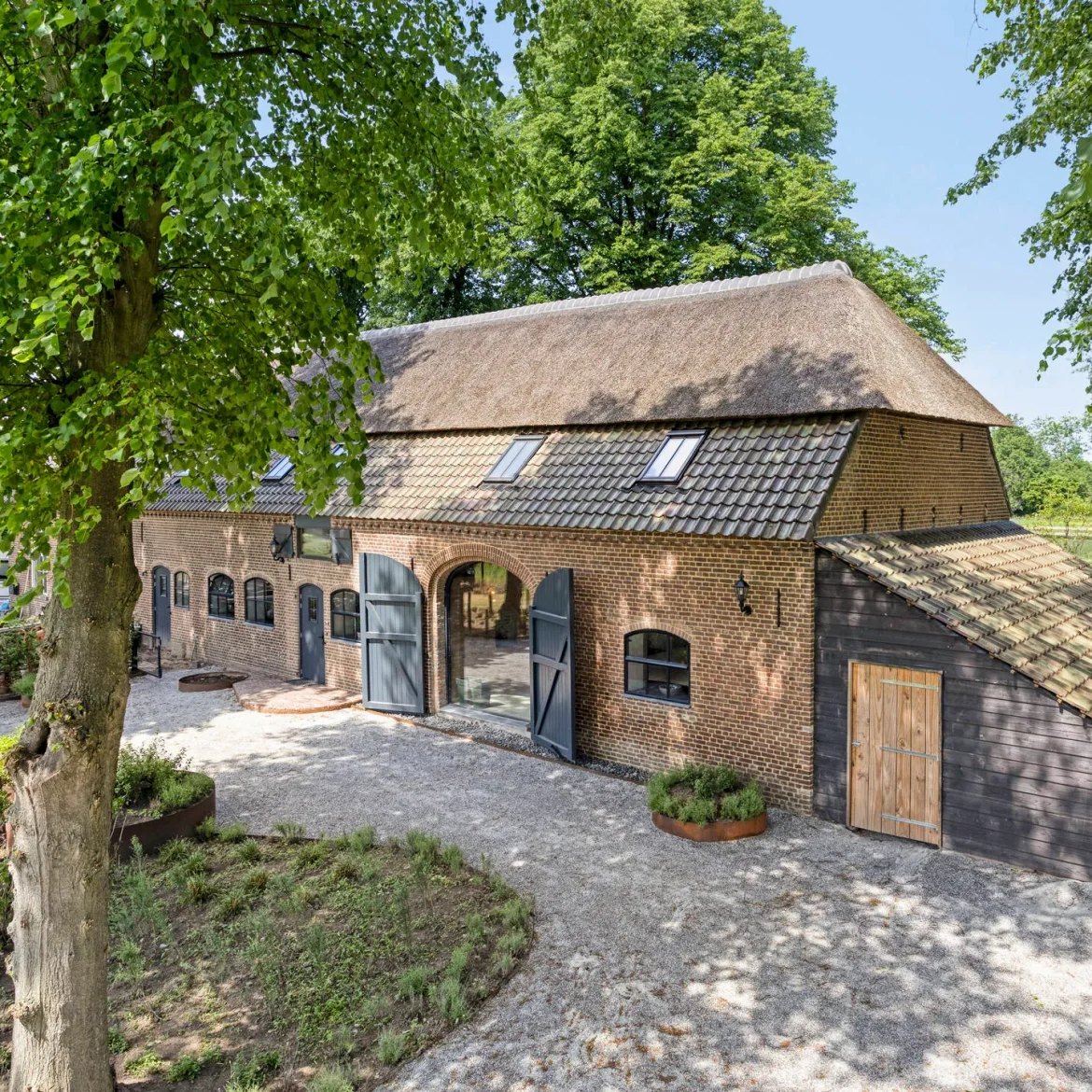 Een woonboerderij in Noord-Brabant om van te dromen (en de fluffy achterburen krijg je er gewoon bij)