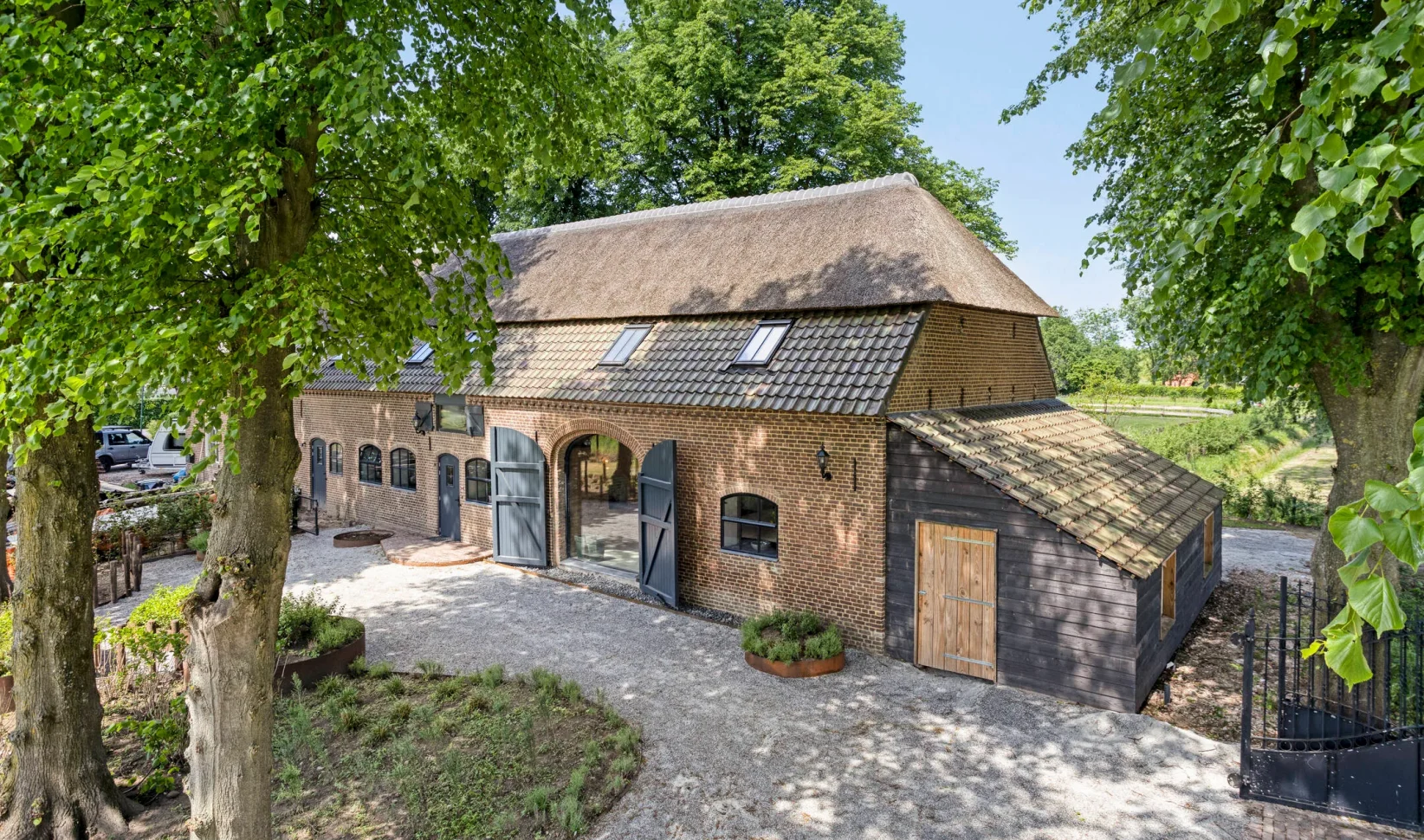Een woonboerderij in Noord-Brabant om van te dromen (en de fluffy achterburen krijg je er gewoon bij)
