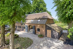 Thumbnail voor Een woonboerderij in Noord-Brabant om van te dromen (en de fluffy achterburen krijg je er gewoon bij)