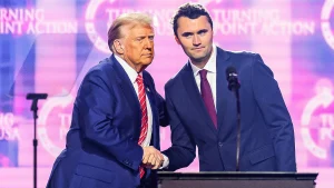 Thumbnail voor Trump-vertrouweling Charlie Kirk (31) doodgeschoten voor ogen publiek