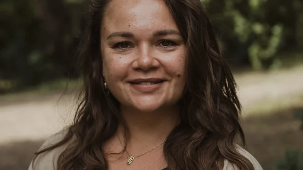 Esmé (35) doet een opleiding tot mantelzorgmakelaar: 'Hoop dat mensen eerder aan de bel trekken'