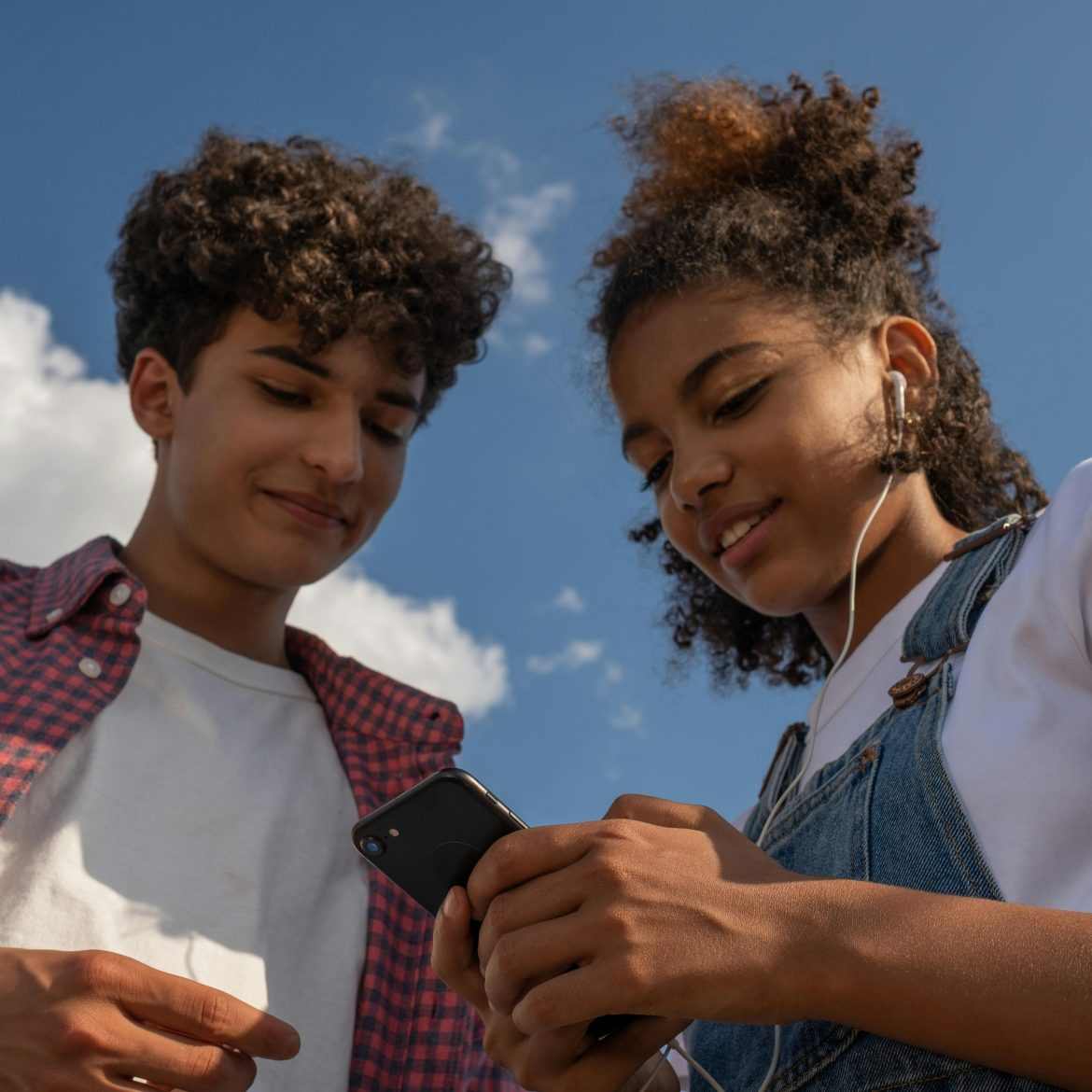 jongens en meisje puber telefoon beeld