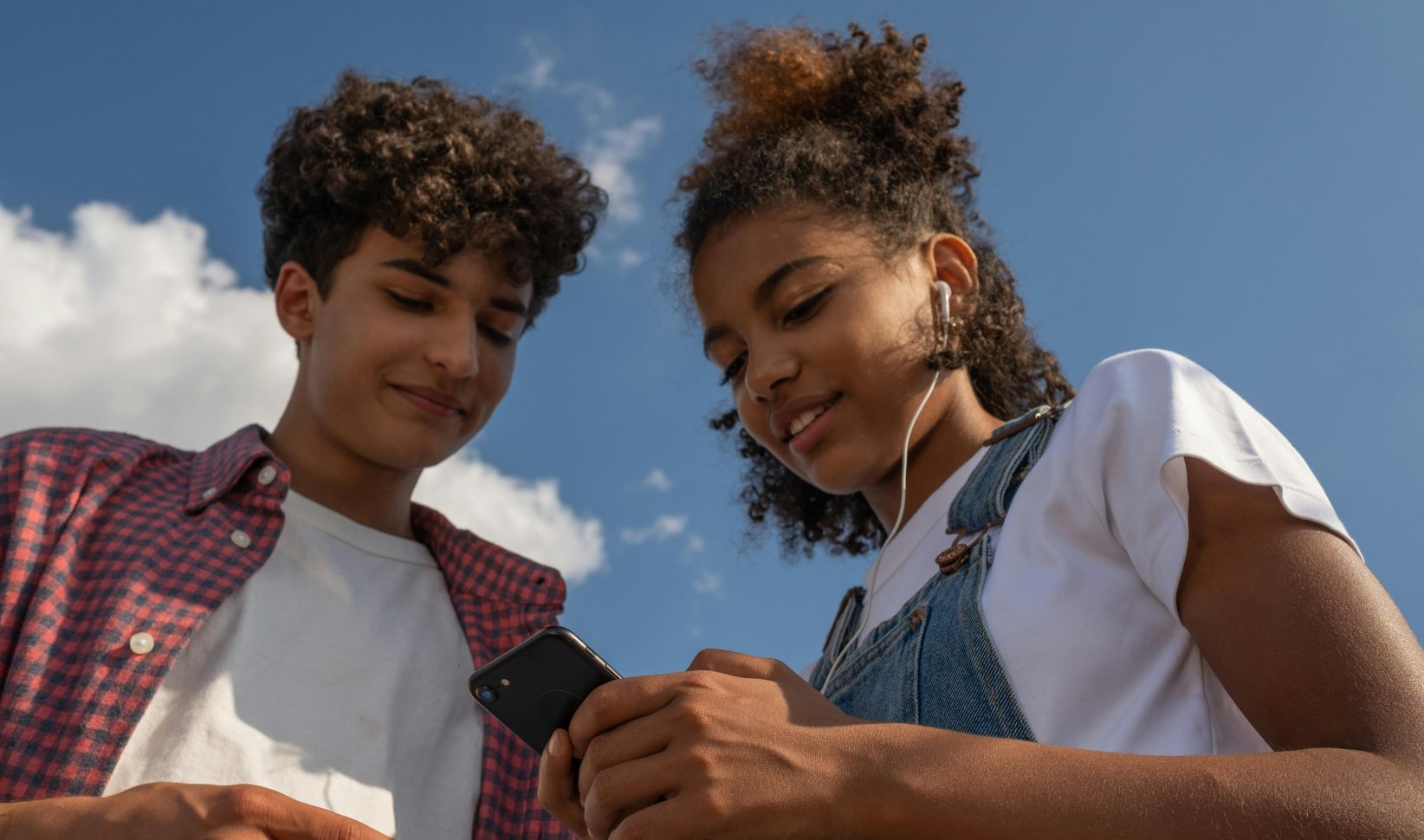 jongens en meisje puber telefoon beeld