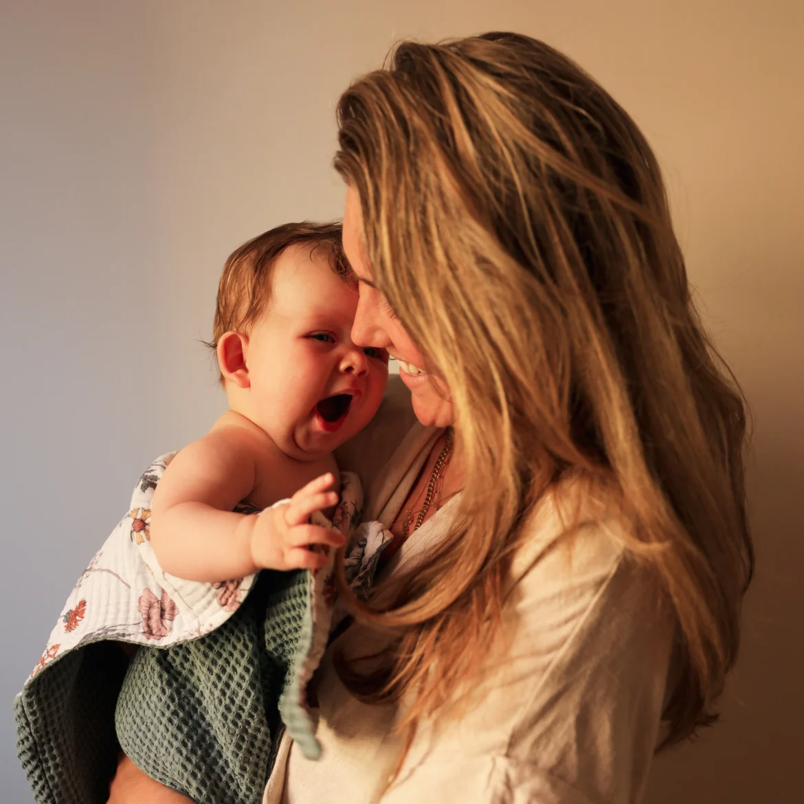 Night nanny houdt baby vast
