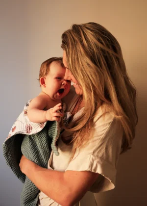 Thumbnail voor Wanneer ouders rusten, zorgt night nanny Chai voor de baby: 'Drie uur slaap is een goede nacht'