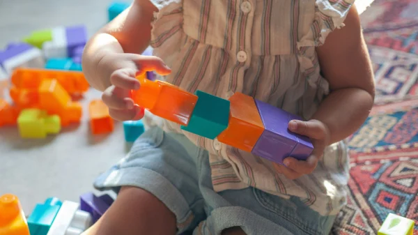 Kind speelt met blokken