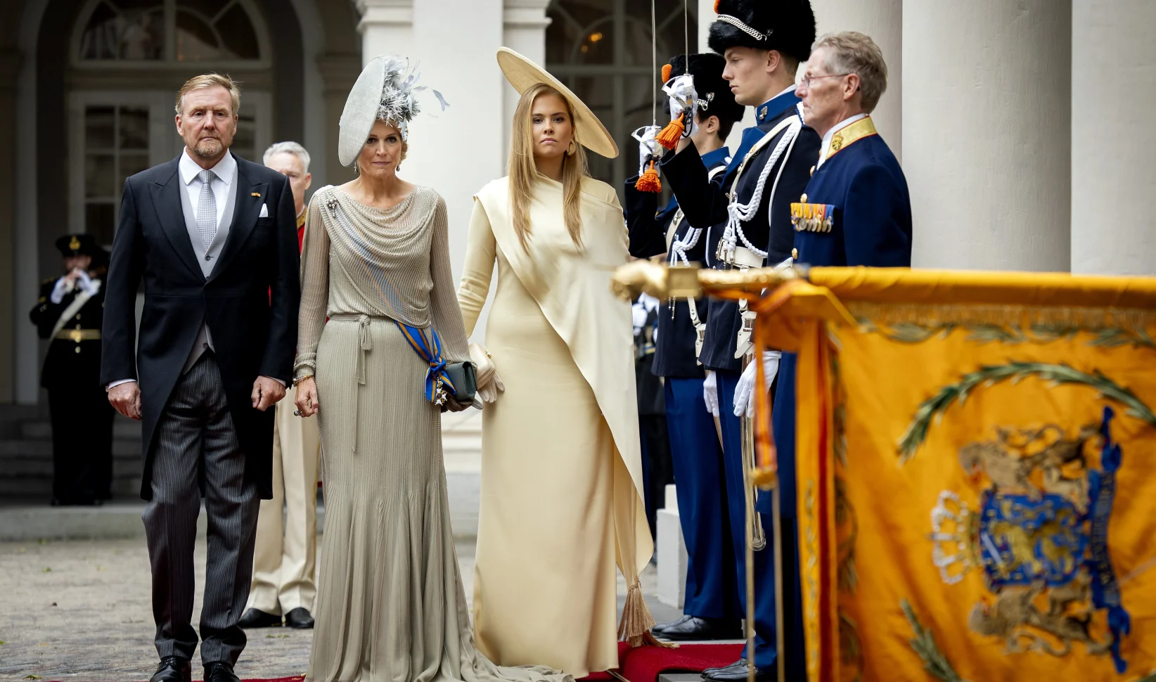 Koning Willem-Alexander, koningin Maxima en prinses Amalia vertrekken bij Paleis Noordeinde naar de Koninklijke Schouwburg tijdens Prinsjesdag. Op de derde dinsdag van september wordt het nieuwe werkjaar van de Eerste en Tweede Kamer geopend.