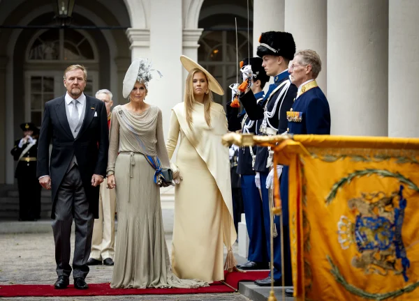 Koning Willem-Alexander, koningin Maxima en prinses Amalia vertrekken bij Paleis Noordeinde naar de Koninklijke Schouwburg tijdens Prinsjesdag. Op de derde dinsdag van september wordt het nieuwe werkjaar van de Eerste en Tweede Kamer geopend.