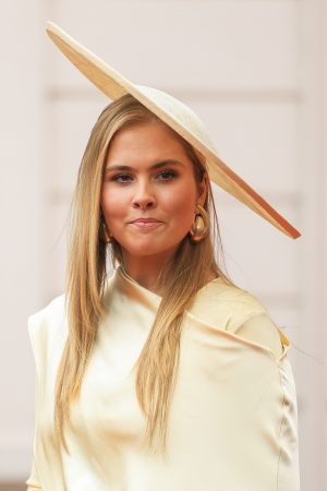 Thumbnail voor Prinses Amalia draagt op Prinsjesdag van top tot teen déze trendkleur