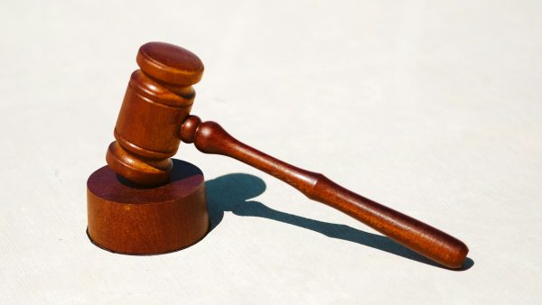 Conciërge opgepakt voor filmen op basisschool, ouders geschokt: 'Staat mijn kind ertussen?'