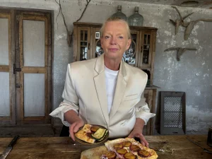 Karin maakt pruimentaart met burrata