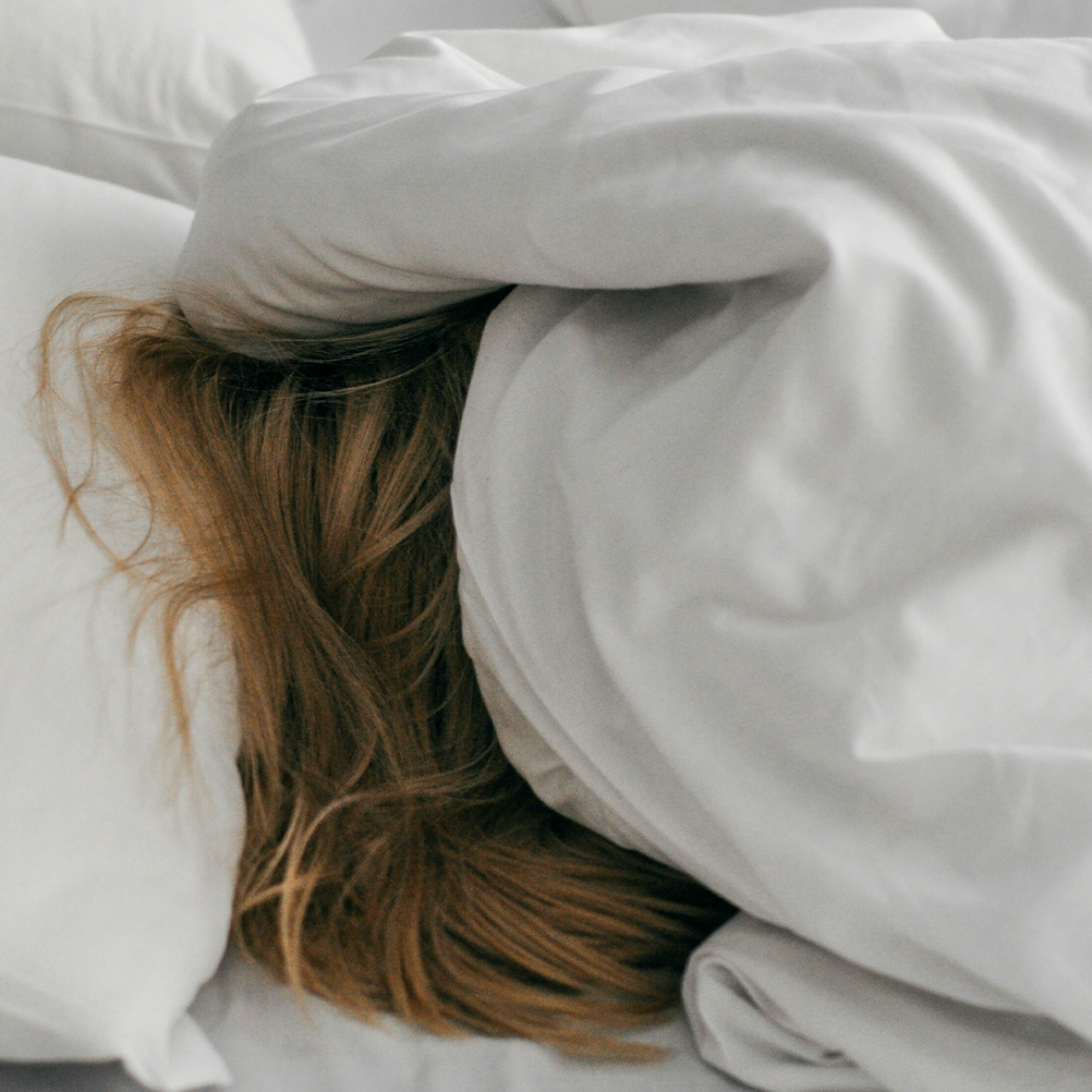 vrouw in bed, onder het deken