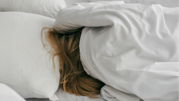 vrouw in bed, onder het deken