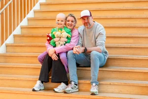Thumbnail voor Anna's dochter Josie (6) heeft lymfeklierkanker en maakt kunst om andere zieke kinderen te helpen