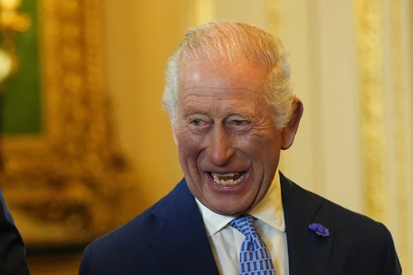 Koning Charles ontmoet oudste mens
