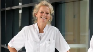 Thumbnail voor Borstkankerchirurg Hester kreeg zelf borstkanker: 'Ik kan het me nog beter voorstellen wat voor zorgen en vragen een patiënt heeft'