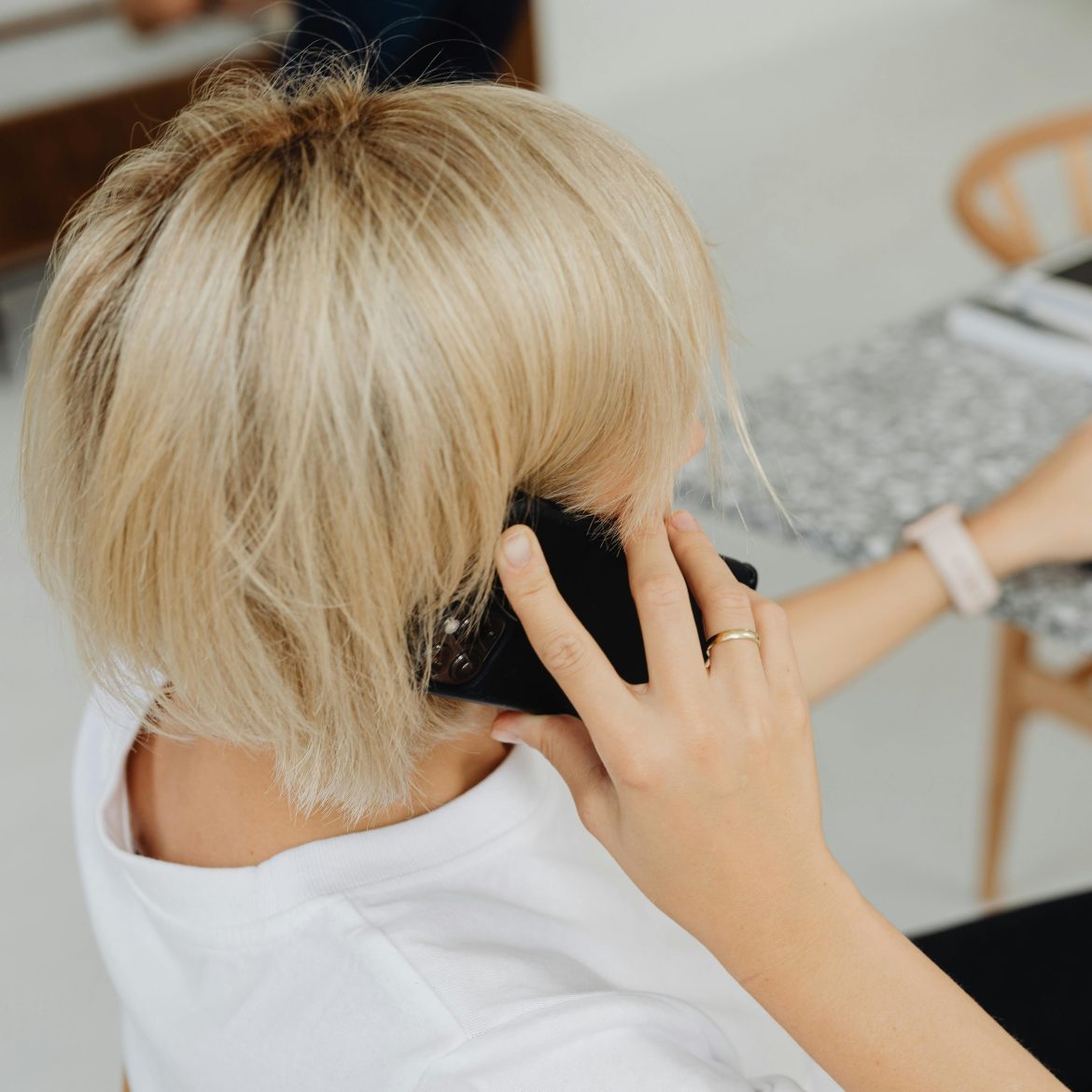bellende vrouw achter de laptop
