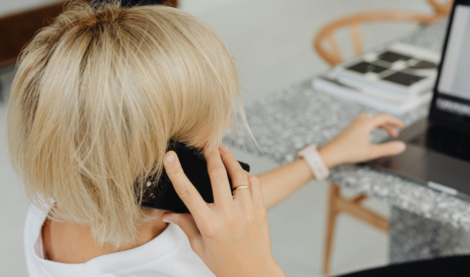 bellende vrouw achter de laptop