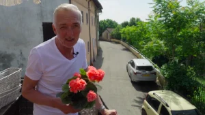 Thumbnail voor Maxime en Erica schrikken van Martien, die een fortuin uitgeeft aan kunstbloemen in 'Chateau Meiland La Dolce Vita'