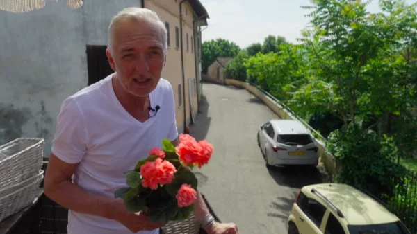 In 'Chateau Meiland La Dolce Vita' klussen de Meilandjes in Italië, maar de prioriteit ligt bij kunstbloemen en klusmannen met ringbaarden.
