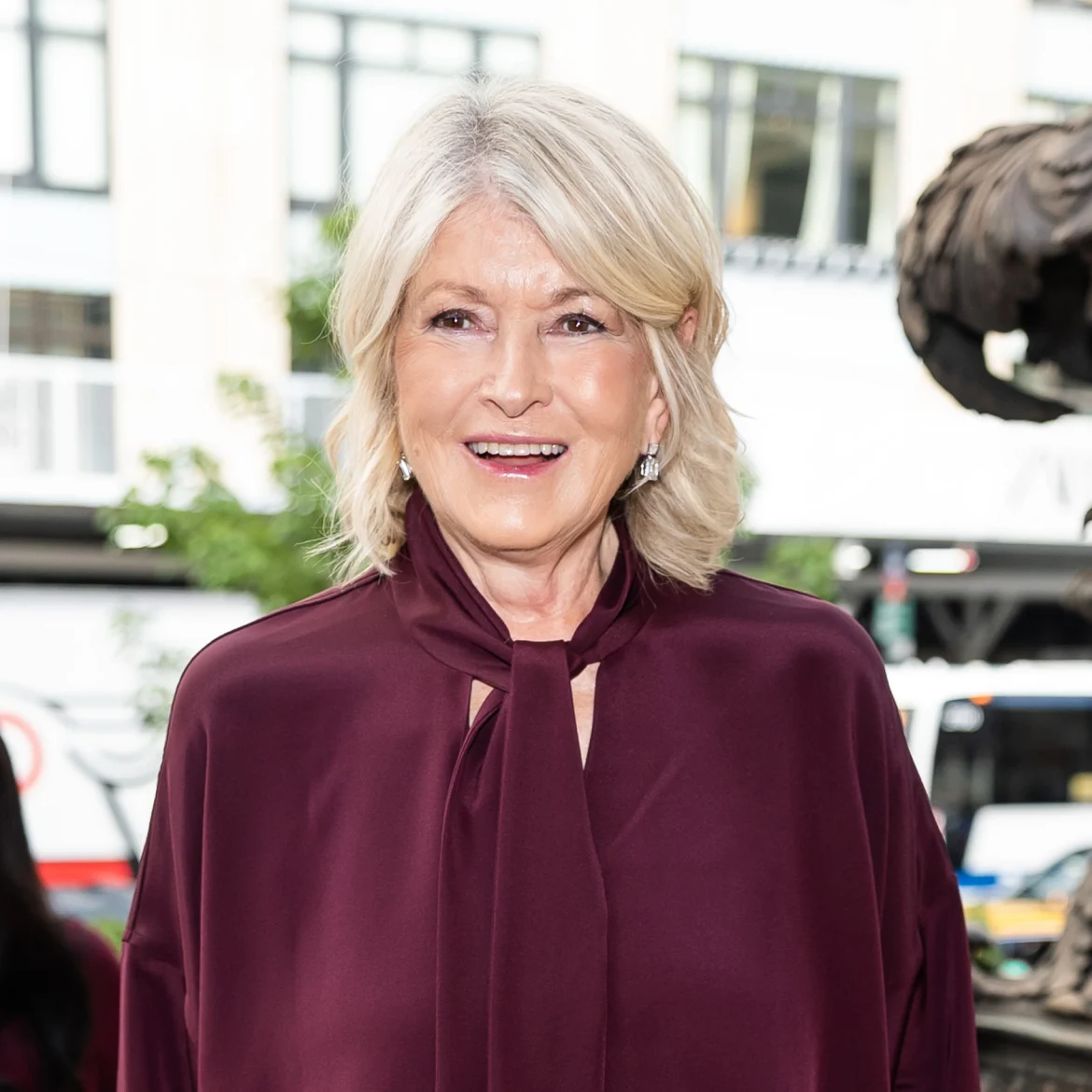 Martha Stewart draagt Lumi Glotion van L'Oréal Paris