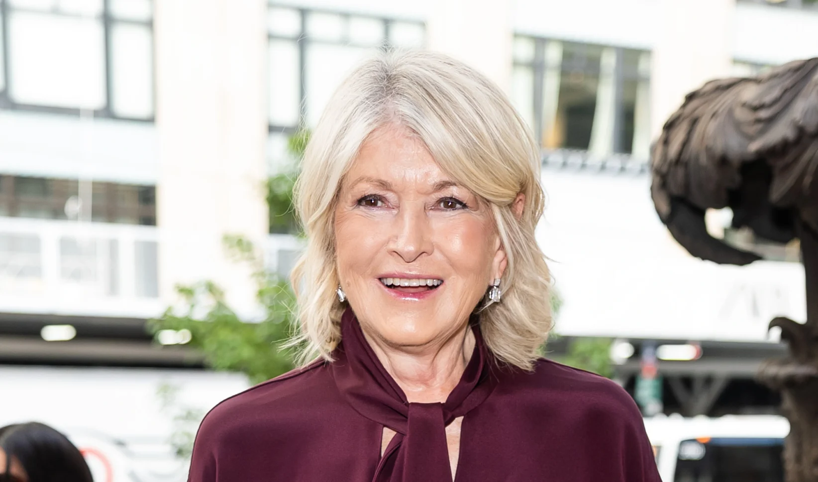 Martha Stewart draagt Lumi Glotion van L'Oréal Paris