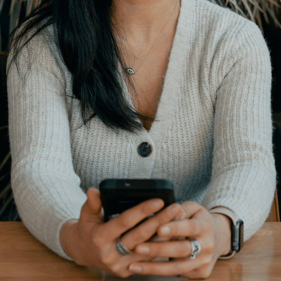 Vrouw op telefoon.