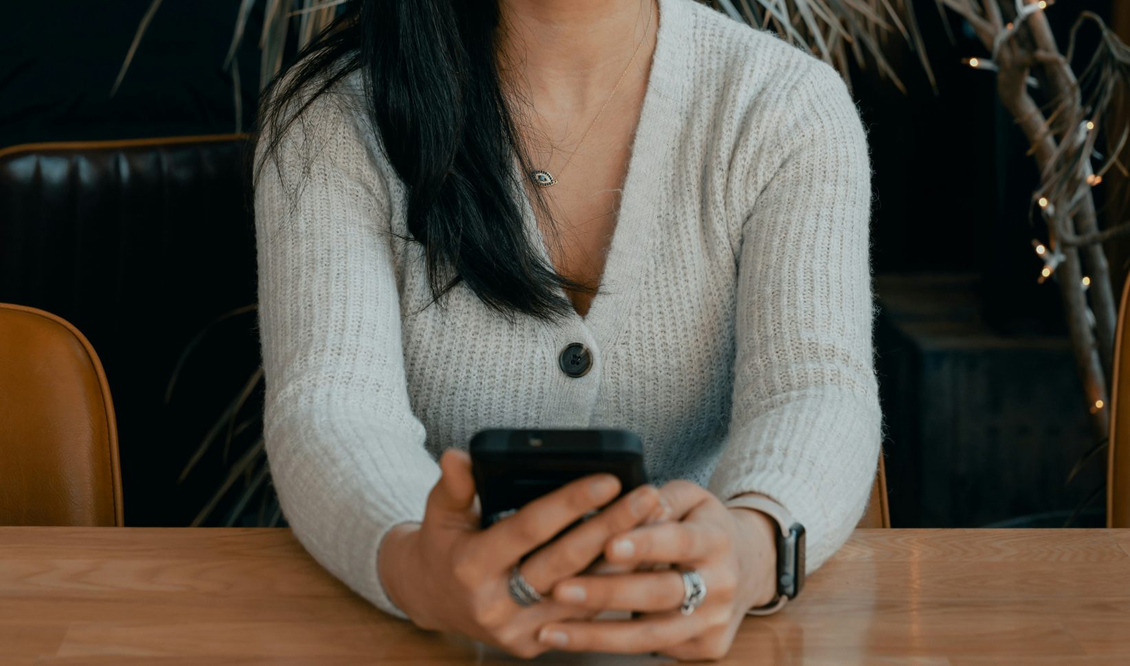 Vrouw op telefoon.